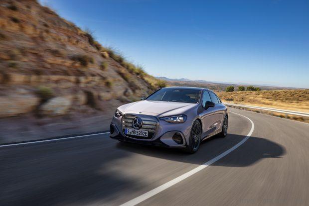 Der neue Mercedes-Benz C 400 4MATIC elektrisch. Mercedes-Benz C 400 4MATIC elektrisch | Energieverbrauch kombiniert:18,5-14,1 kWh / 100 km | CO2-Emissionen kombiniert: 0 g/km | CO2-Klasse: A Exterieur: AMG Line Plus; lavender silver;Mercedes-Benz C 400 4MATIC elektrisch | Energieverbrauch kombiniert: 18,5-14,1 kWh / 100 km | CO2-Emissionen kombiniert: 0 g/km | CO2-Klasse: A*The all-new Mercedes-Benz C 400 4MATIC electric. Mercedes-Benz C 400 4MATIC electric | Combined energy consumption:18.5–14.1 kWh/100 km | Combined CO₂ emissions: 0 g/km | CO₂ class: A Exterior: AMG Line Plus; lavender silver;Mercedes-Benz C 400 4MATIC electric | Combined energy consumption: 18.5–14.1 kWh/100 km | Combined CO₂ emissions: 0 g/km | CO₂ class: A*