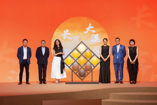 Image from: De Beers Brings Desert Diamonds Campaign to Asia with Shanghai Showcase