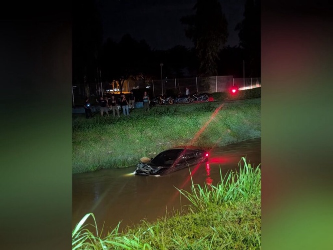 Image from: Lagi kejadian kereta terbabas masuk Sungai Langat, elak haiwan melintas