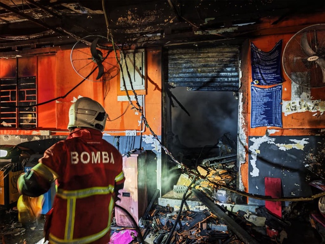 Image from: Bengkel terbakar, tiga kenderaan rosak