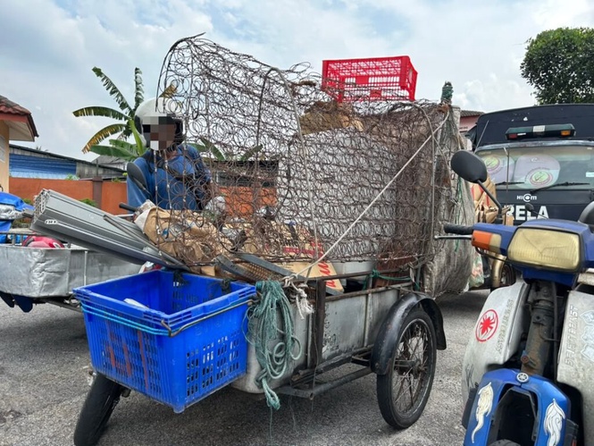 Image from: Motosikal roda tiga dah macam ‘stor bergerak’