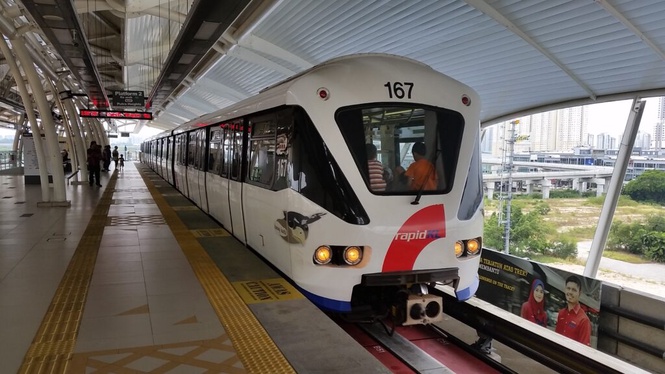 Image from: Penumpang pitam, jatuh di landasan LRT Wangsa Maju