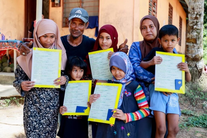 Image from: 19 tahun tanpa identiti, suami isteri sebak lapan anak akhirnya ada sijil lahir