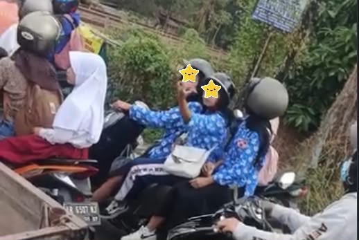Image from: 3 pelajar perempuan santai hisap rokok