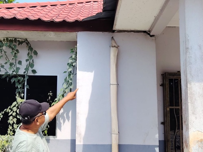 Image from: ‘Bergegar rumah setiap kali lori Singapura lalu’