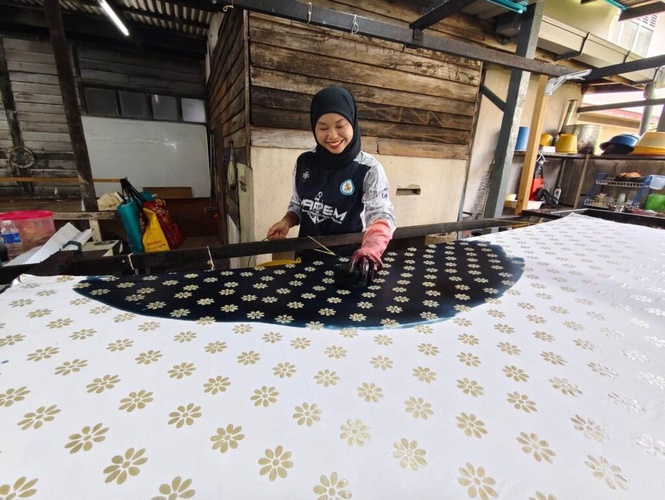 Image from: Graduan lupakan kerjaya profesional demi memartabatkan seni batik