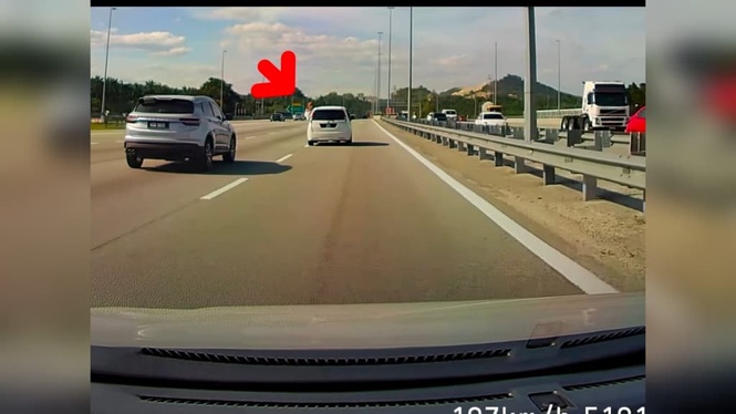 Image from: Aksi ‘berani mati’ penumpang kereta undang bahaya