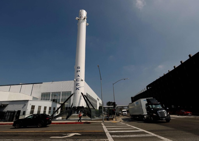 Image from: Roket SpaceX hentam Bulan