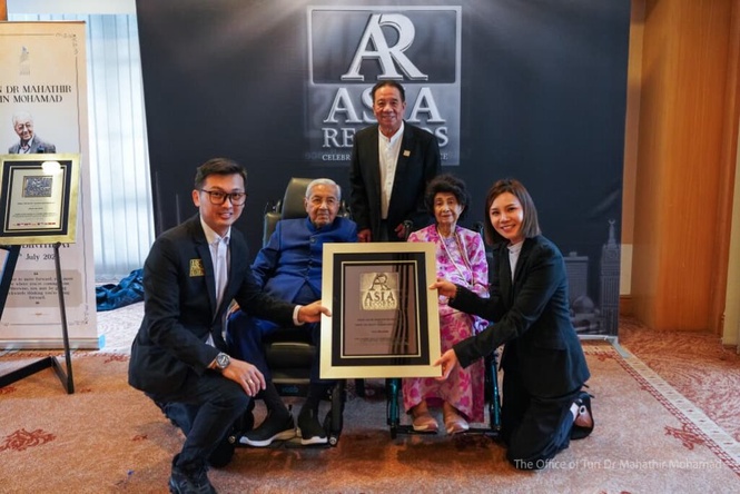 Image from: Tun M, Dr. Siti Hasmah diiktiraf bekas PM, pasangan tertua ASEAN