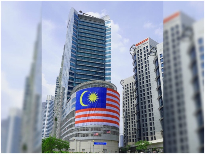 Image from: Empat jam naikkan Jalur Gemilang gergasi di Mercu UEM