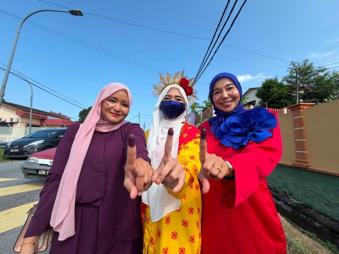 Image from: Tiga beradik tampil berbaju patriotik, curi tumpuan ketika mengundi