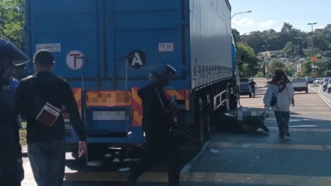 Image from: Penunggang motosikal hilang kawalan sebelum digilis lori