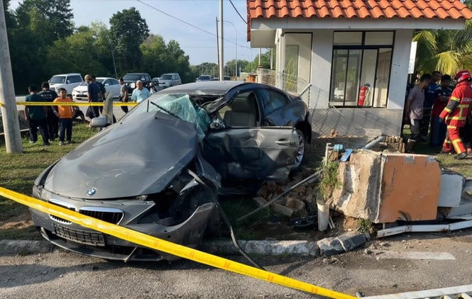 Image from: Warga emas maut, BMW terbabas rempuh pagar sekolah memandu
