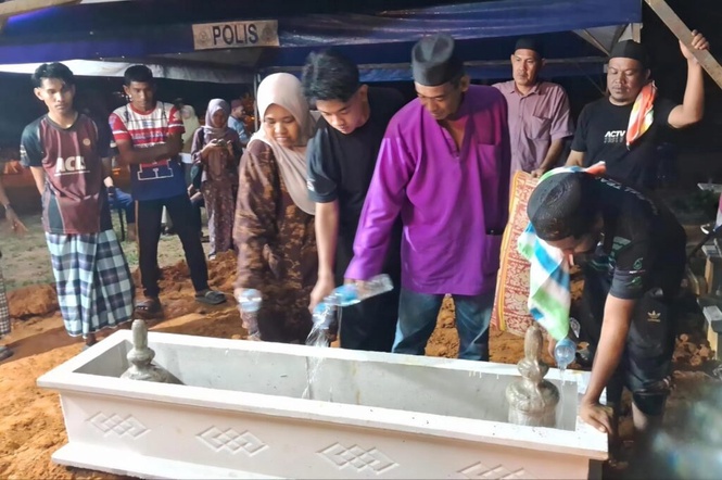 Image from: Jenazah Konstabel Raimi selamat dikebumikan