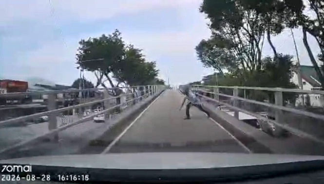 Image from: Lelaki tular jatuh ‘flyover’ disyaki alami masalah mental