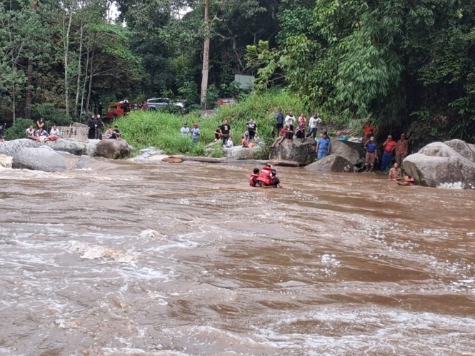 Image from: Empat pengunjung diselamatkan selepas terperangkap kepala air