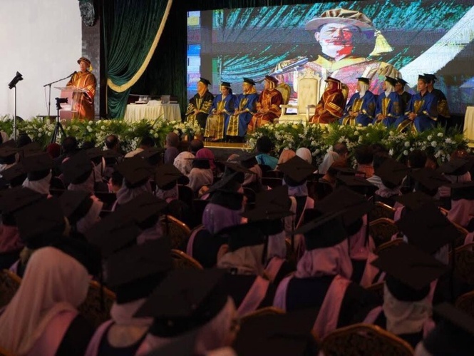 Image from: Tamat enam bulan kursus, 400 wanita graduan sulung WeBBB dirai