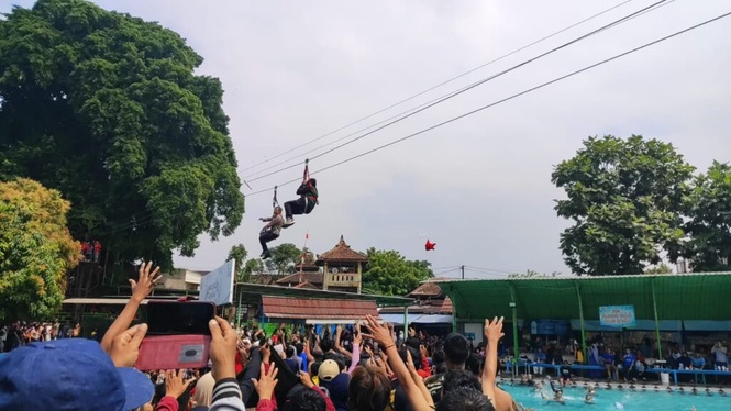 Image from: Penduduk berebut wang digugurkan dari ‘flying fox’