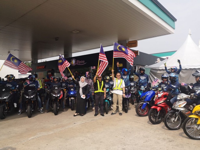 Image from: Ramai tunggu saat akhir kibar Jalur Gemilang