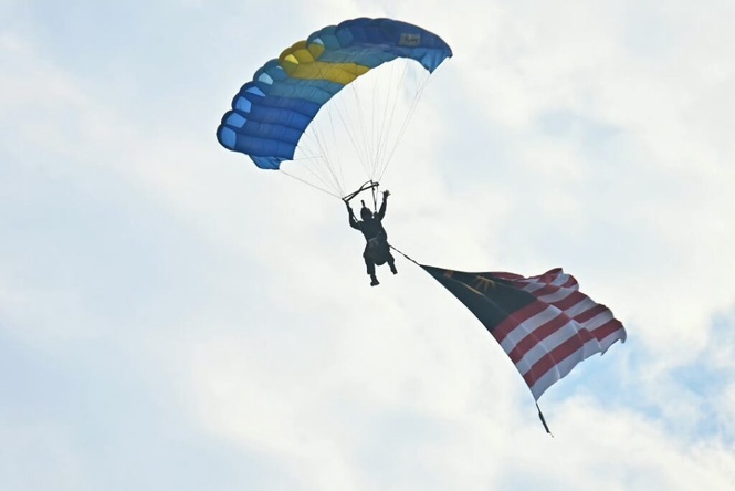 Image from: Jalur Gemilang gergasi ‘gegar’ langit Kuantan