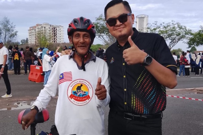 Image from: Warga emas 77 tahun kayuh solo jelajah Semenanjung demi wira negara