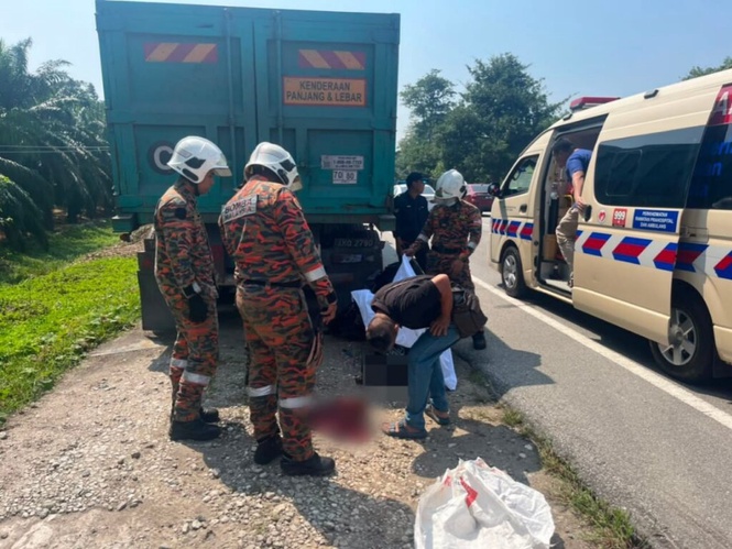 Image from: Lelaki maut motosikal rempuh belakang treler parkir tepi jalan