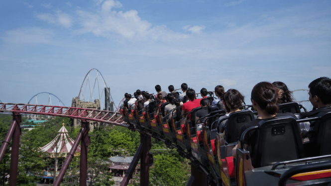 Image from: Bunyi macam besi patah, roller coaster berhenti mengejut