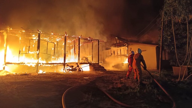 Image from: Tiga beranak rentung rumah terbakar