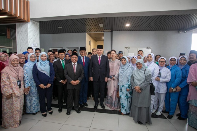 Image from: Sultan Perak berkenan rasmi Hospital Parit Buntar