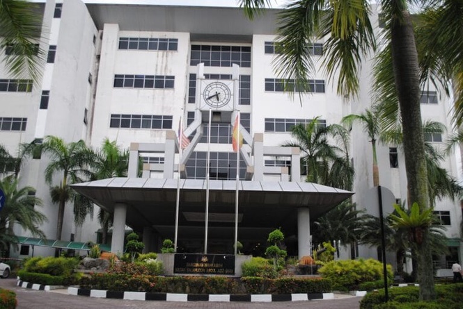 Image from: Bekas COO TH didakwa terima kos ubah suai tiga rumah