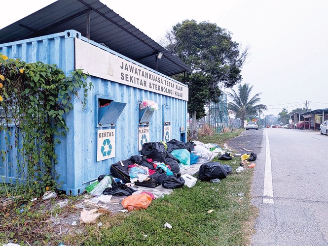 Image from: Tong kitar semula tempat buang sampah