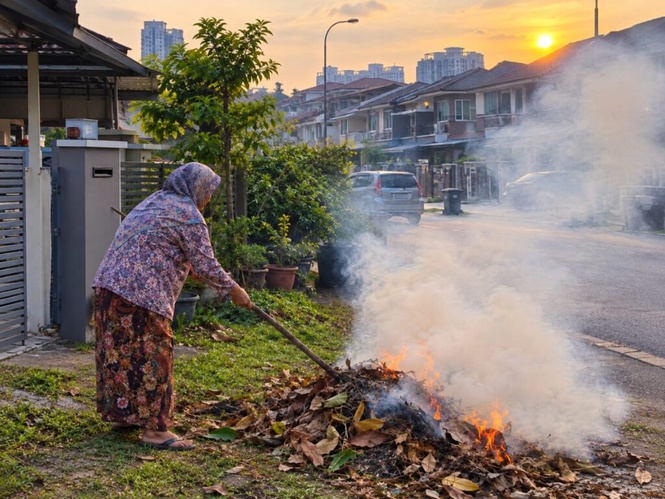 Image from: Asap depan rumah buat-buat tak nampak