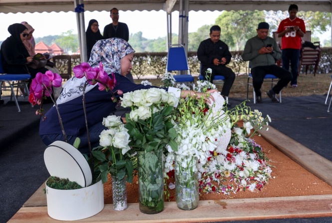 Image from: Terbang dari Kuching ziarah pusara Tun Siti Hasmah