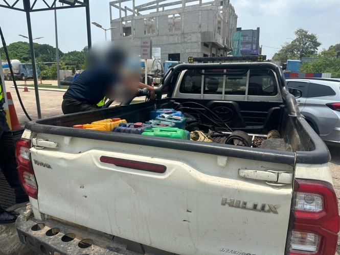 Image from: Tiga lelaki ditahan isi minyak diesel ke dalam tong tanpa permit