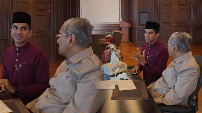 Image from: Syed Saddiq hantar kad kahwin kepada Tun M, Siti Hasmah