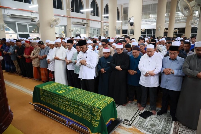 Image from: Nahas helikopter: Lebih 1,000 ahli keluarga, penduduk solatkan jenazah Dr. Ainul