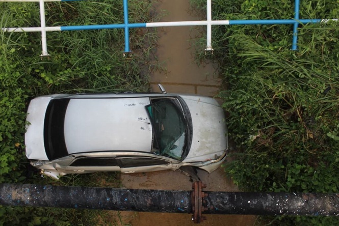 Image from: Kereta berpusing sebelum terjunam dalam sungai