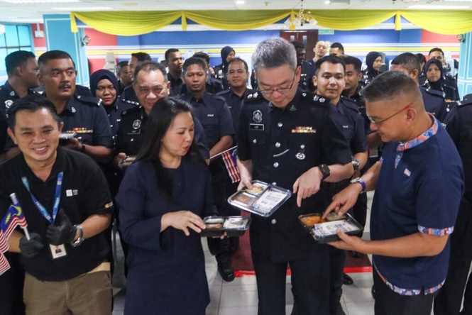 Image from: Mahsuri, SEGi College agih bento Hari Malaysia buat polis