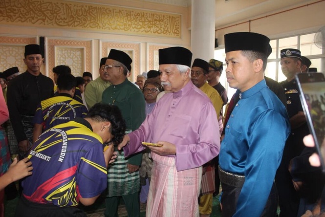 Image from: 500 jemaah solat Jumaat bersama Tuanku Muhriz