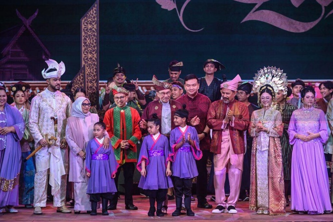 Image from: ‘Luar biasa’ – Anwar puji Mansur & Liu bertaraf antarabangsa