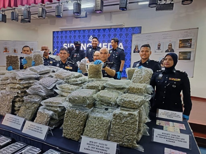 Image from: Upah RM6,000 melancong ke Malaysia, bawa ganja