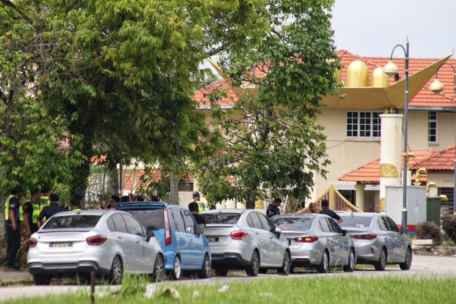 Image from: Balai Kediaman Undang Luak Sungei Ujong ‘dikepung’ polis