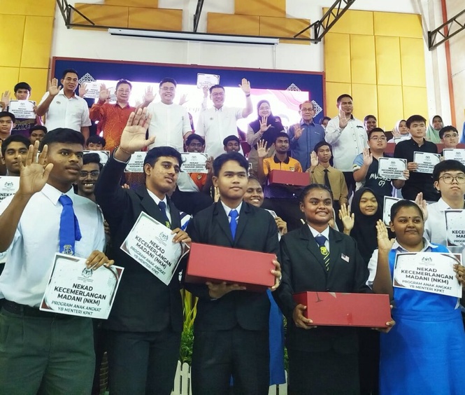 Image from: 100 pelajar jadi anak angkat Nga Kor Ming