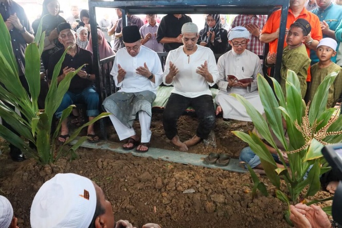 Image from: Jenazah abang PM, Idrus Ibrahim selamat dikebumikan