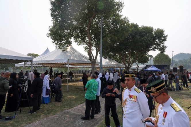 Image from: Kerabat diraja, kenamaan beri penghormatan terakhir pada Tun Siti Hasmah
