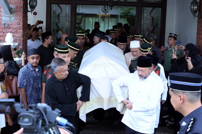 Image from: Saya anak paling bertuah, ada ibu hingga usia 62 tahun – Mukhriz