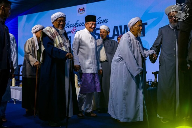 Image from: Setinggi mana kedudukan, tetap perlu merendah diri di hadapan ilmu – Anwar