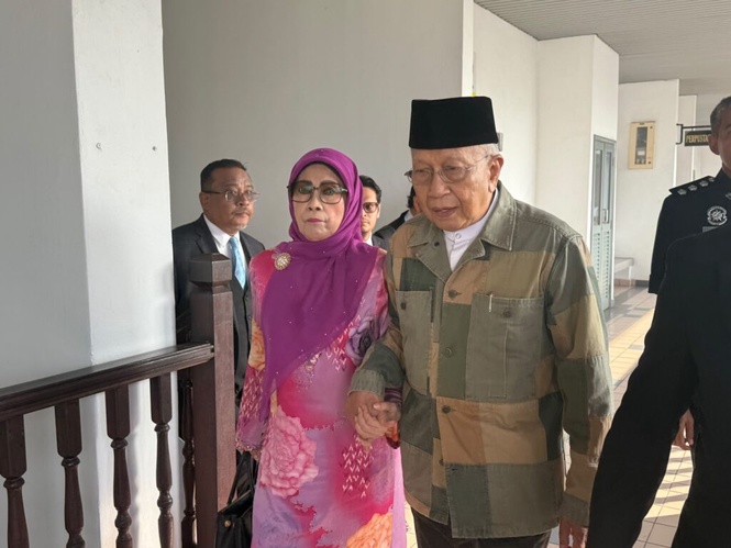 Image from: Rais Yatim tiba di Mahkamah Sesyen Melaka bagi kes Akta Hasutan