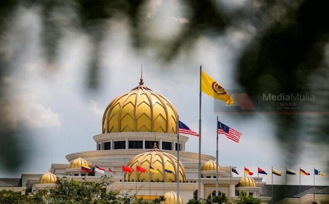 Image from: Kenderaan bawa Hannah Yeoh, Peguam Negara tiba di Istana Negara