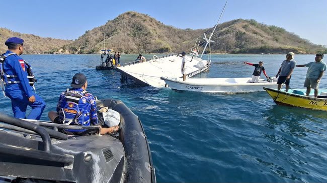 Image from: Kapal bawa pelancong di Labuan Bajo karam,13 selamat